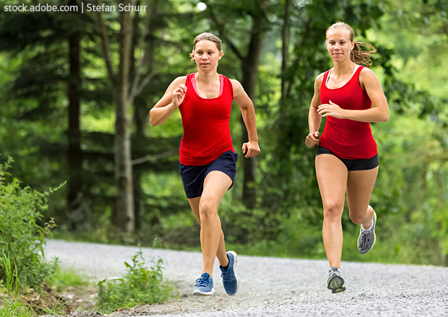 REB-Themen-Impulse-Duke-Award-Fitness Zwei Schülerinnen beim Lauftraining