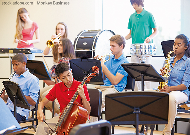 REB-Themen-Impulse-Duke-Award-Talent Ein Schulorchester mit verschiedenen Instrumenten probt